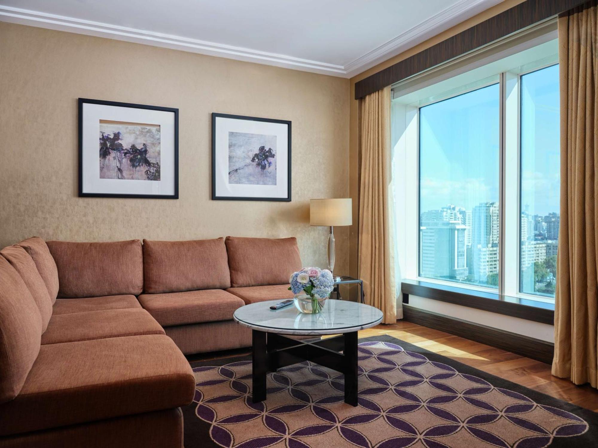 Hilton Baku Hotel Exterior photo Living room